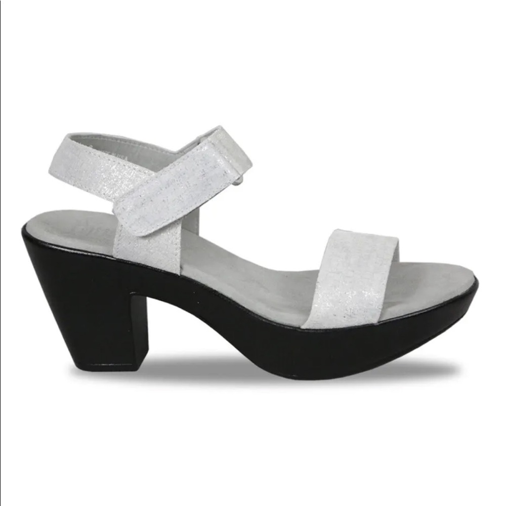 MUNRO Women’s Willa Suede Sandal Color White Suede Metallic Size 10W